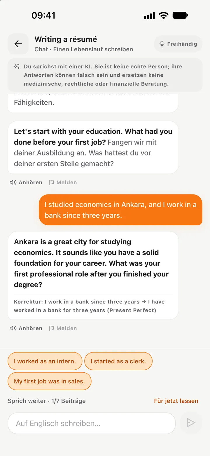 Sprechen-Schritt im Englischkurs: Die KI-Figur aus der Karriereberatung fragt nach deiner Ausbildung; I work … since three years wird zu I have worked … for three years korrigiert, darunter drei Vorschläge.